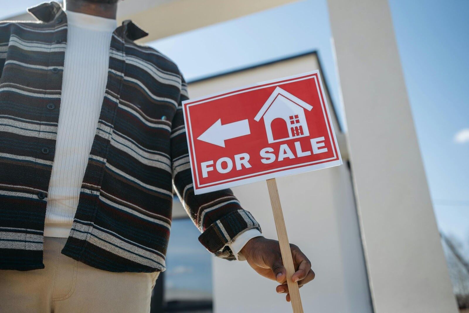 Selling to Cash Buyers vs. Traditional Methods: Which Is Better in 2025?